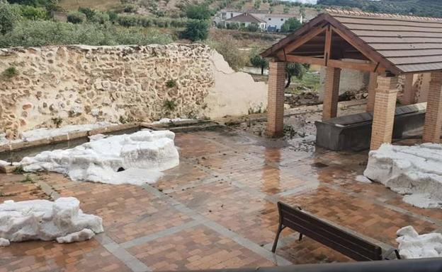 Una fuerte granizada provoca daños en las calles y el patrimonio de Moraleda de Zafayona
