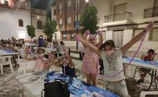 Los niños hueteños aprenden a hacer su propio 'slime panciverde' en las noches de verano