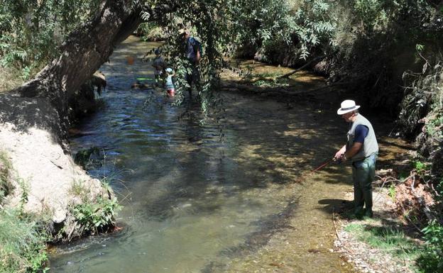 El Ayuntamiento lojeño quiere aumentar el periodo de pesca en los cotos del municipio