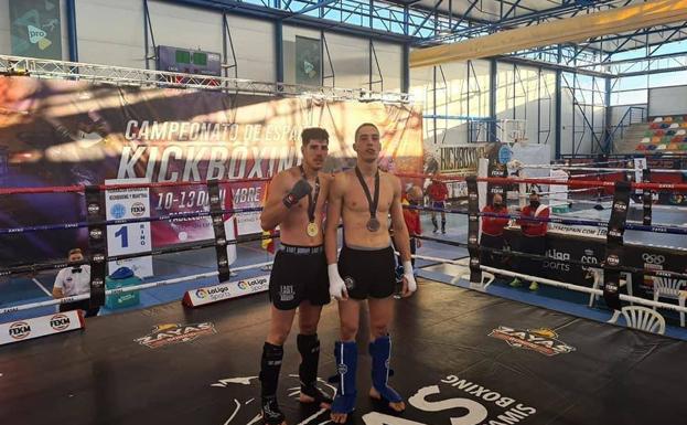 El luchador de Huétor Tájar Andrés Entrena se proclama Campeón de España de Kickboxing