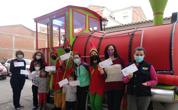 El 'Polar Express' visita las casas de cientos de niños para darles su cita con Papá Noel
