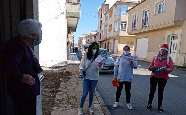 50 enfermos de Alzheimer reciben la emotiva visita de una 'zambombá navideña'