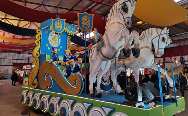 Los pajes visitan las casas de los hueteños para darles su cita con los Reyes Magos