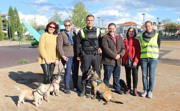 La Unidad Canina de Maracena se exhibe ante sus vecinos