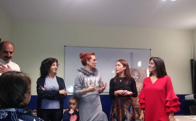 «La pintura me hace feliz y eso pretendo transmitir a los que ven mis cuadros»