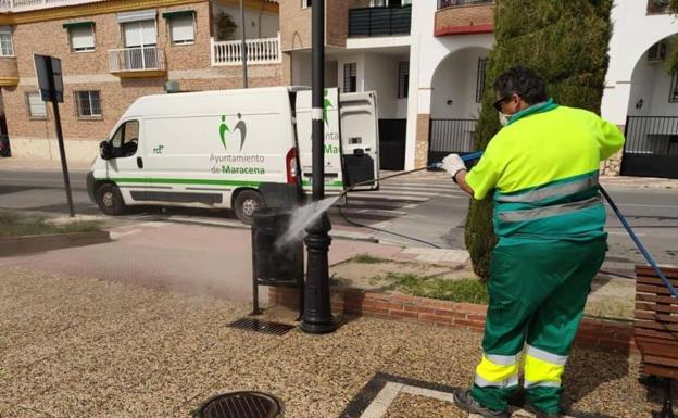 Trabajo sin descanso para desinfectar las calles de Maracena