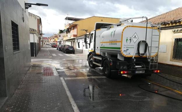Las calles dell barrio de los Pajaritos y San Nicolás son desinfectadas