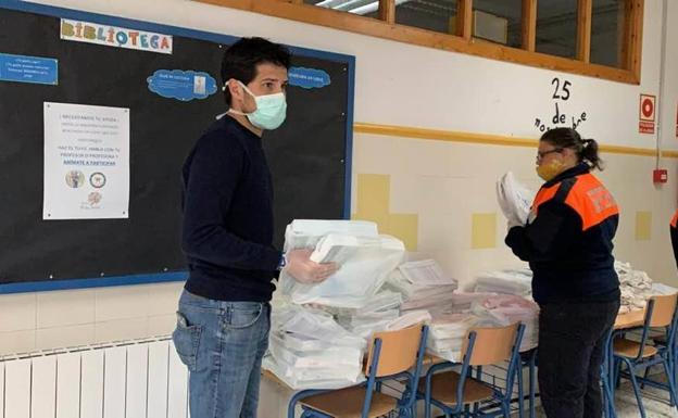 El Ayuntamiento reparte los libros del tercer trimestre de centros educativos del municipio