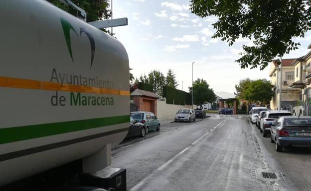 La segunda vuelta de desinfección en Maracena, todavía en marcha