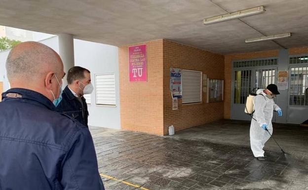 Maracena desinfecta los colegios públicos, la biblioteca y la iglesia parroquial
