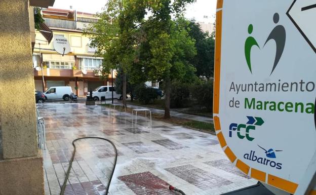 Continúan los trabajos de limpieza y desinfección en los espacios públicos de Maracena