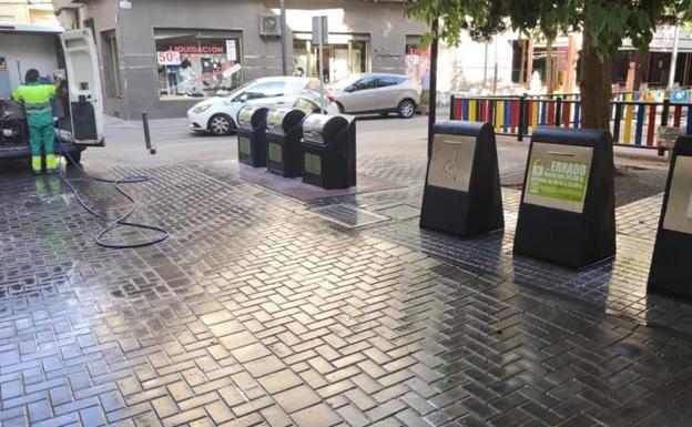 Continúan los trabajos de limpieza de contenedores en Maracena