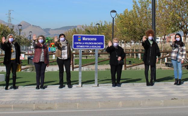 Maracena instala 23 señales con lemas a favor de la igualdad por el 25-N