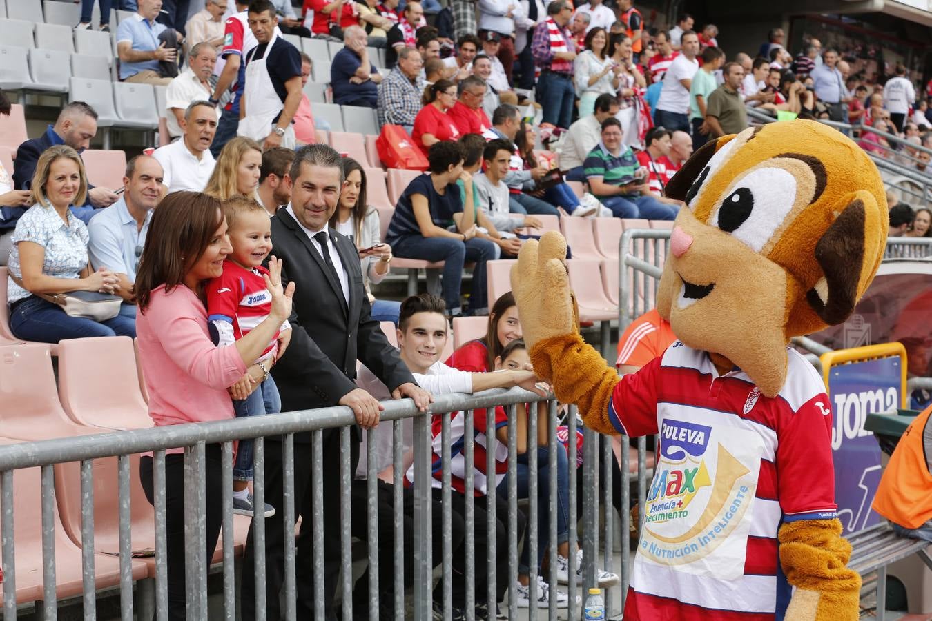 El ambiente en Los Cármenes en el Granada - Deportivo