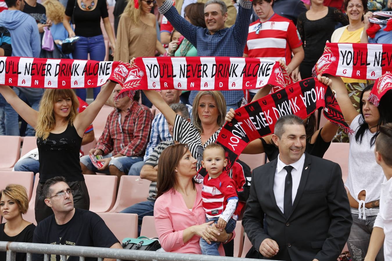 El ambiente en Los Cármenes en el Granada - Deportivo