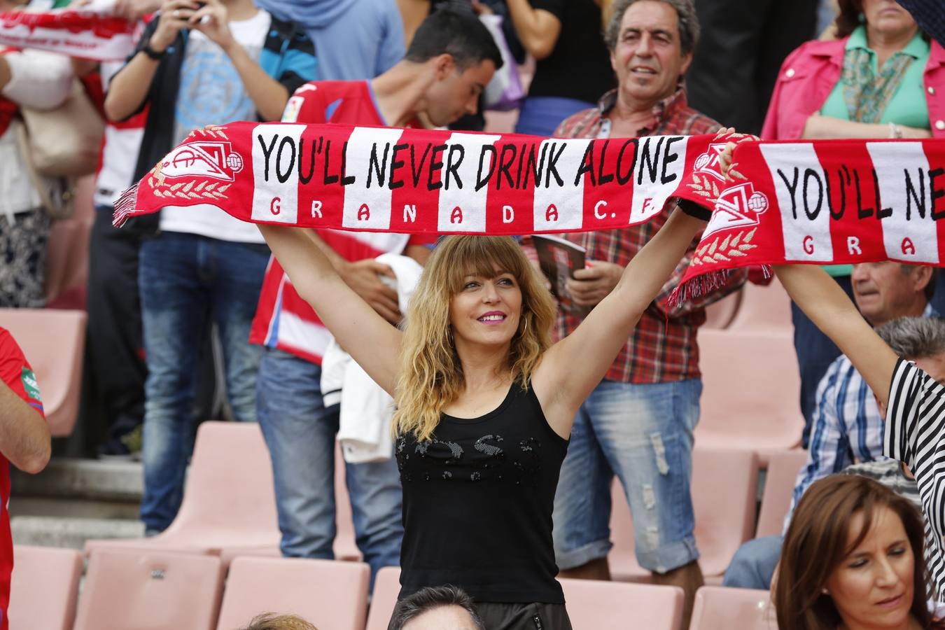 El ambiente en Los Cármenes en el Granada - Deportivo