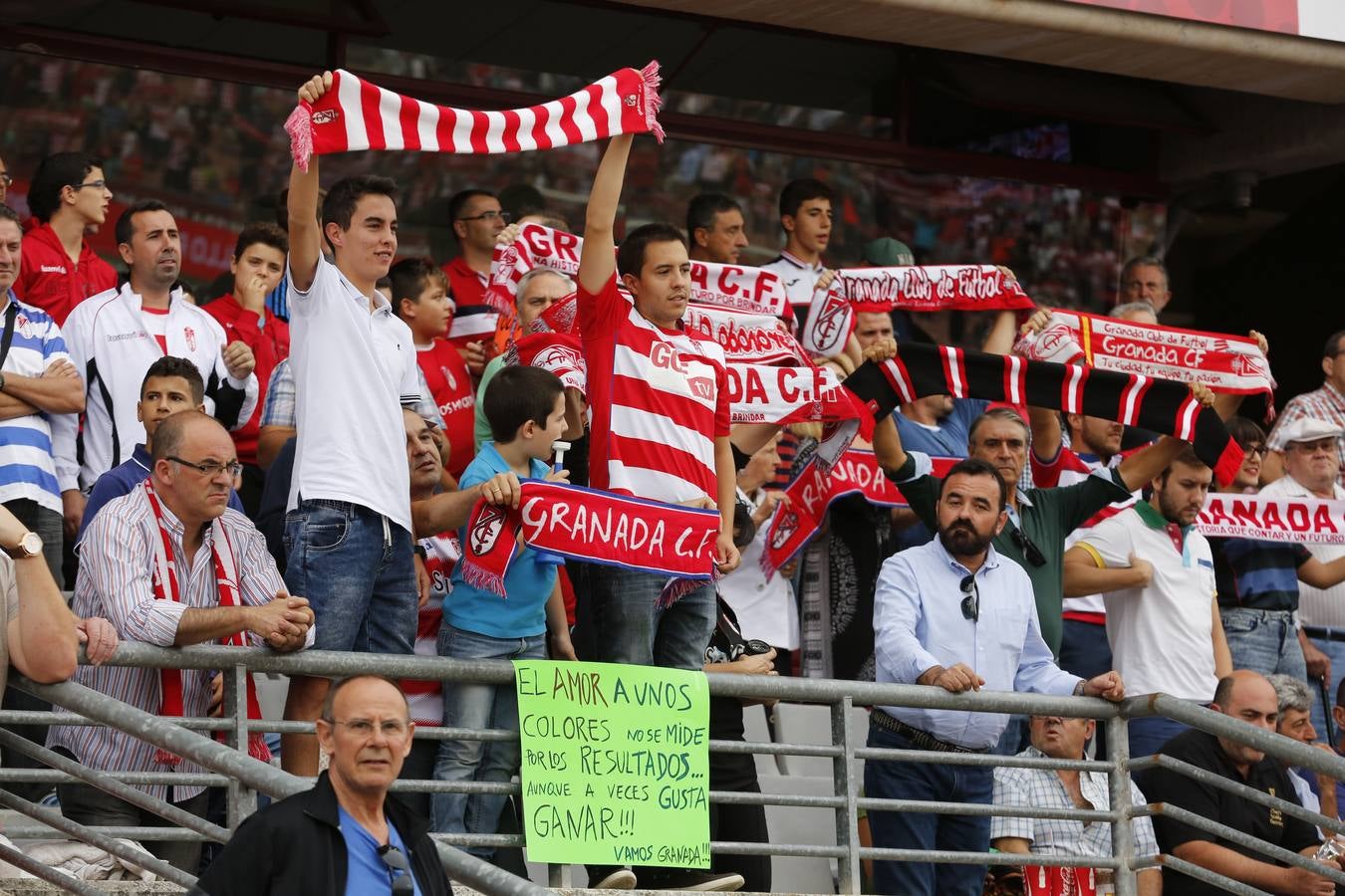 El ambiente en Los Cármenes en el Granada - Deportivo