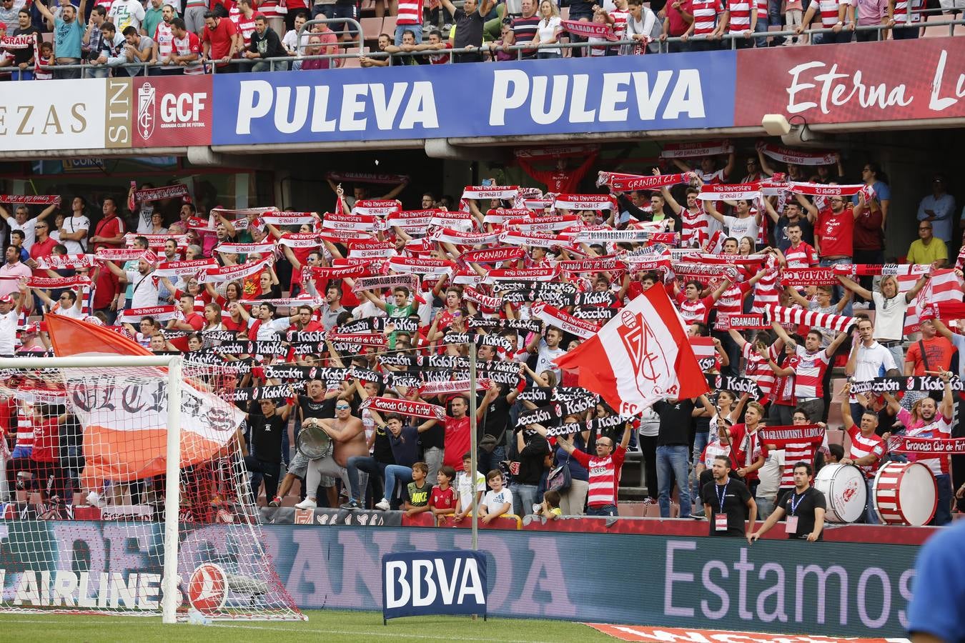El ambiente en Los Cármenes en el Granada - Deportivo