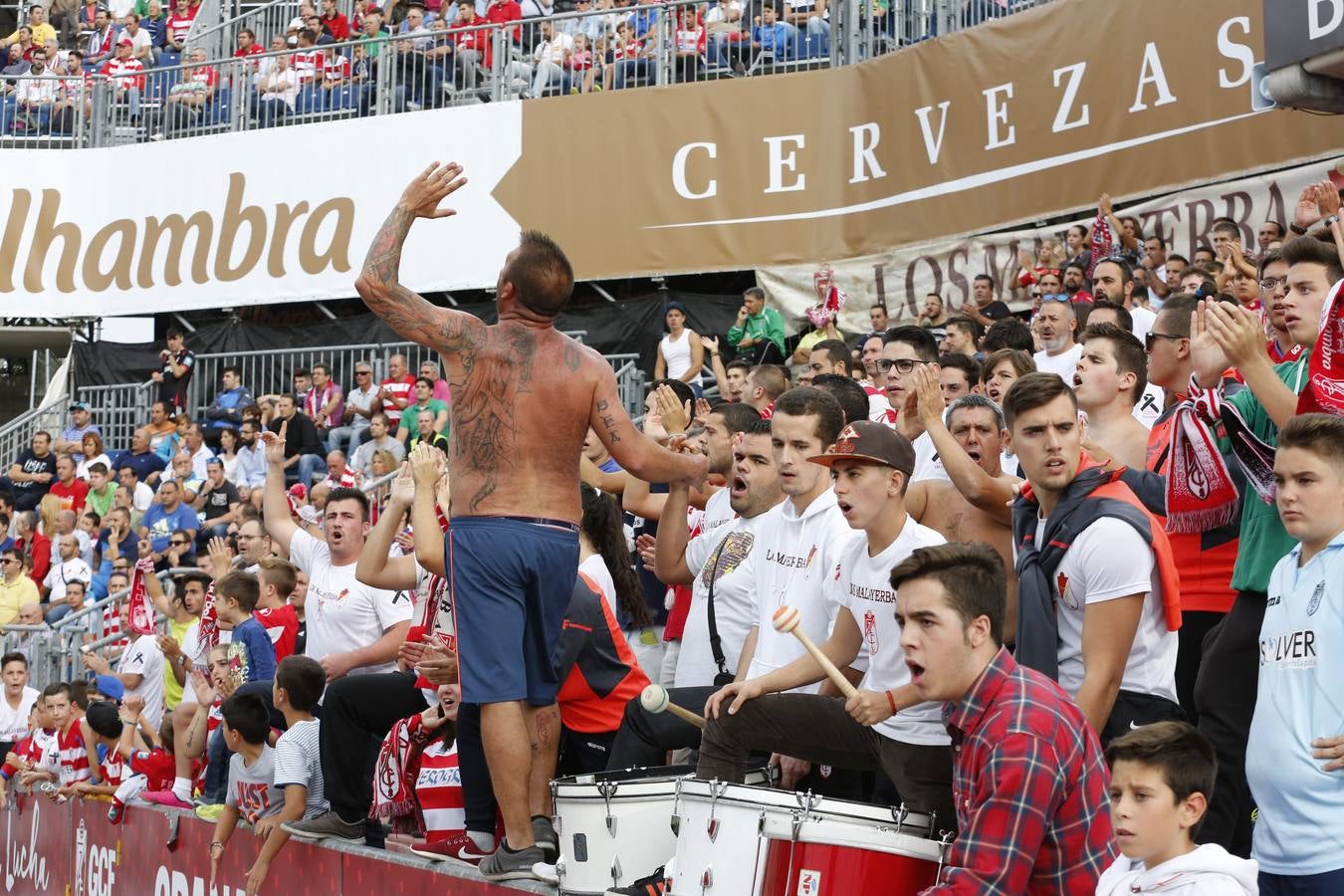 El ambiente en Los Cármenes en el Granada - Deportivo