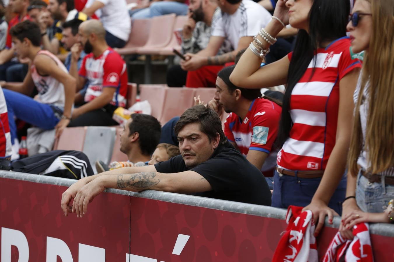 El ambiente en Los Cármenes en el Granada - Deportivo