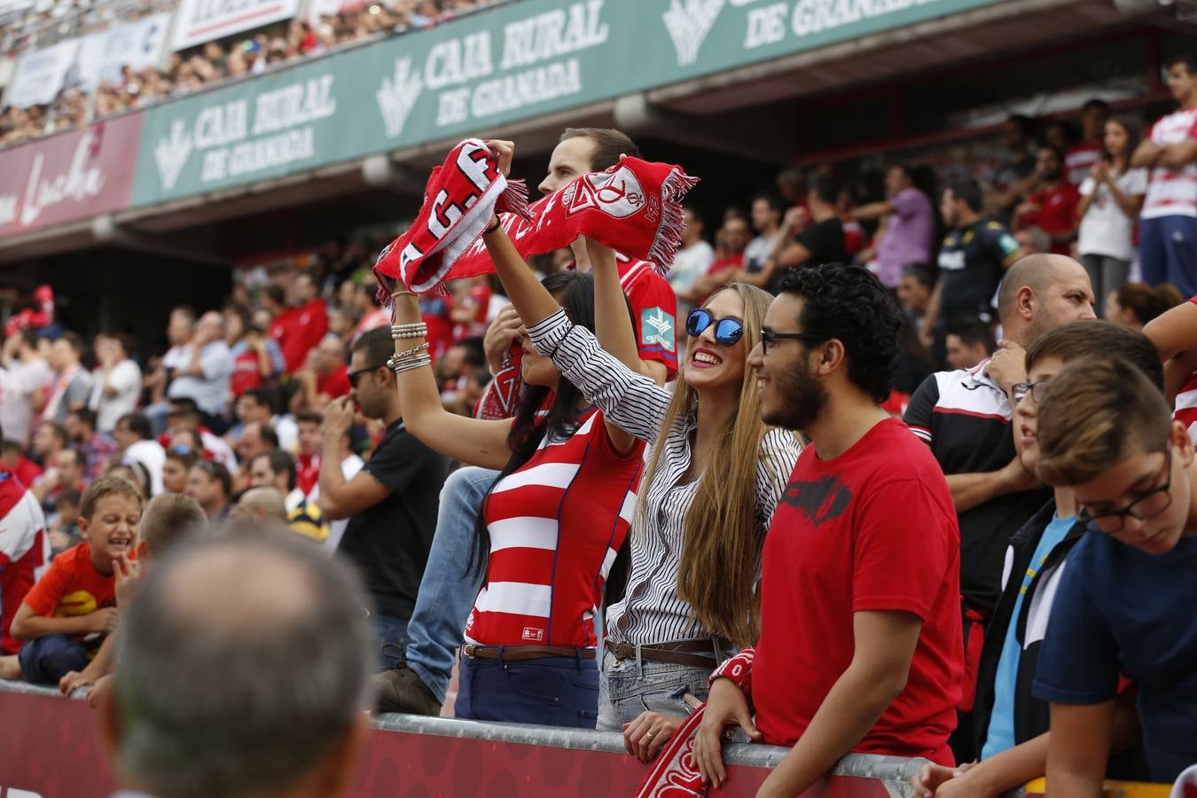 El ambiente en Los Cármenes en el Granada - Deportivo