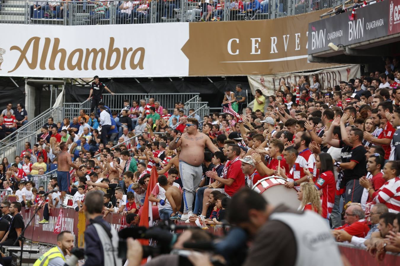 El ambiente en Los Cármenes en el Granada - Deportivo