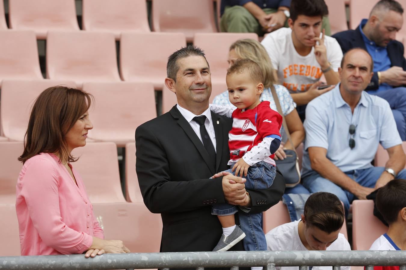 El ambiente en Los Cármenes en el Granada - Deportivo