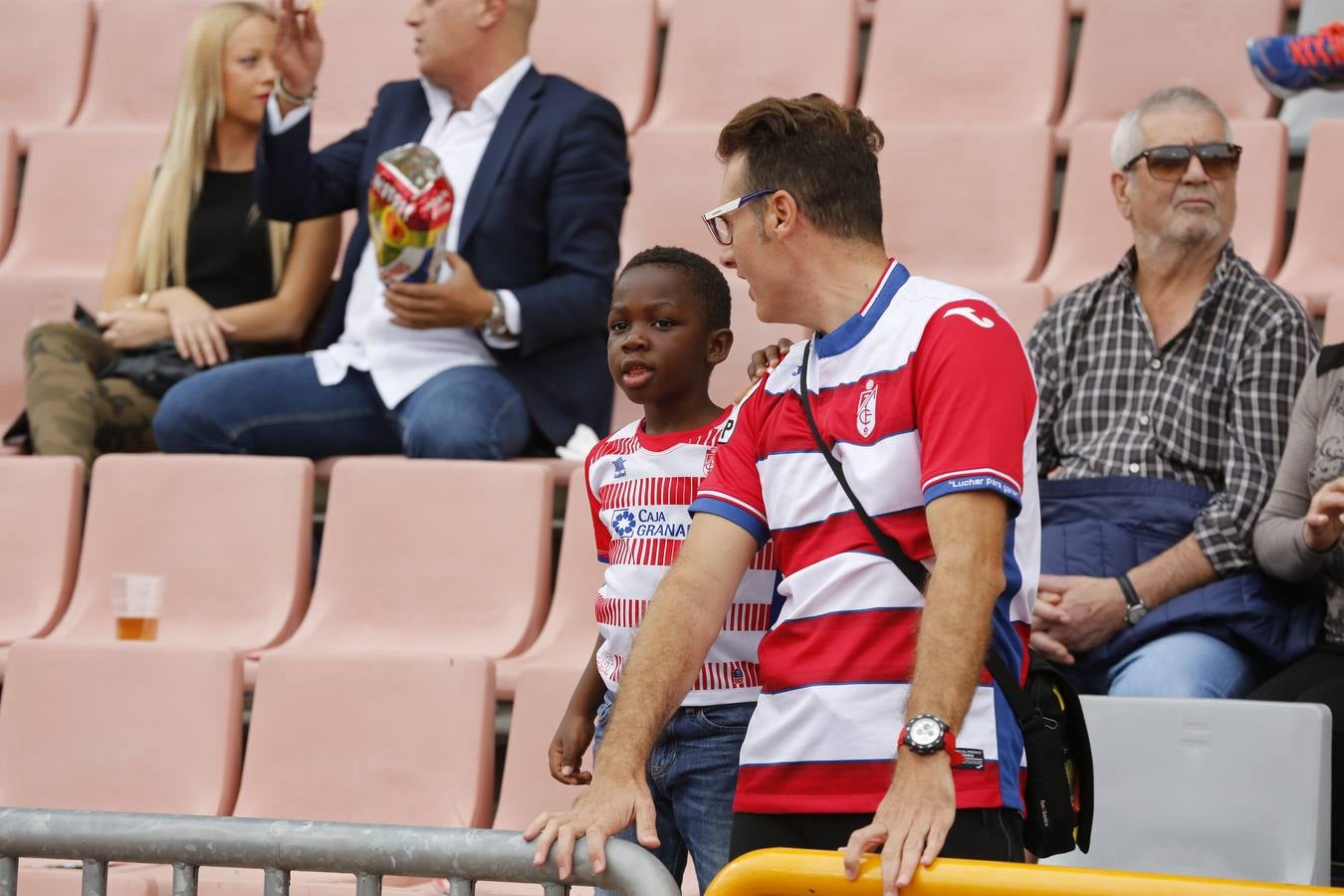 El ambiente en Los Cármenes en el Granada - Deportivo