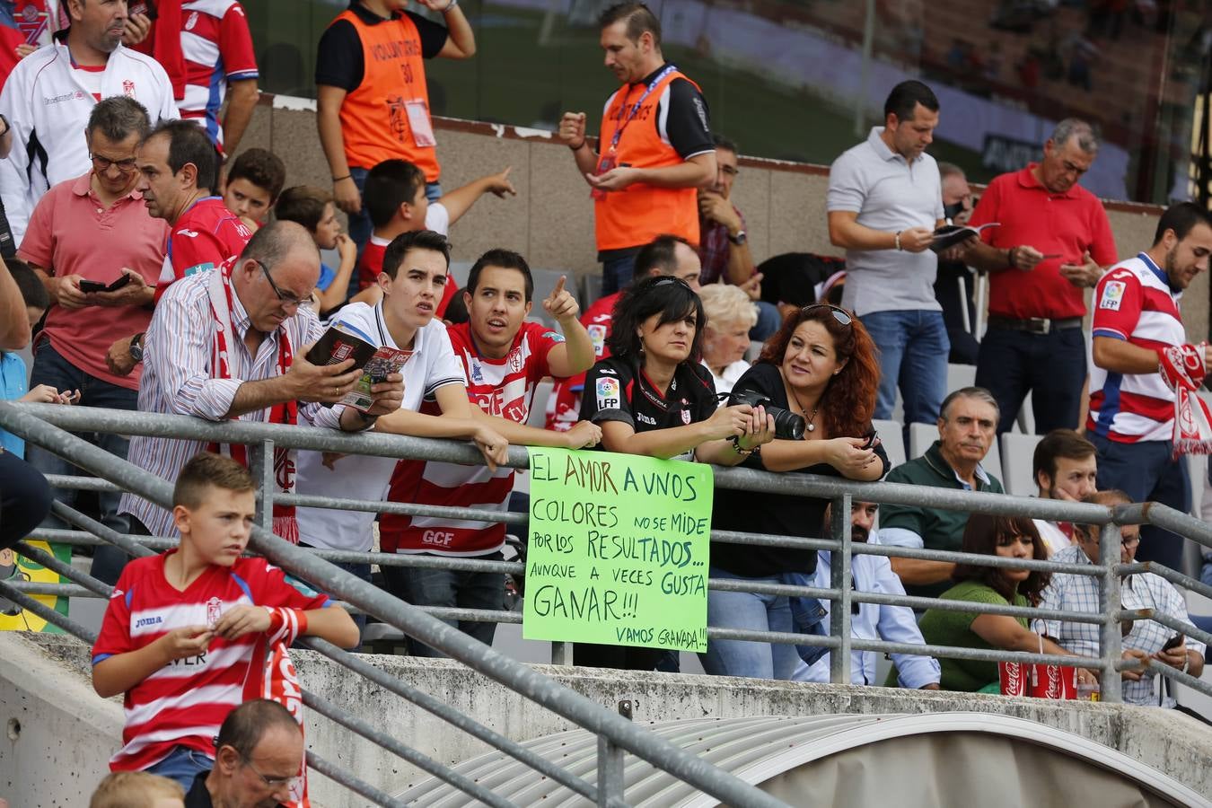 El ambiente en Los Cármenes en el Granada - Deportivo