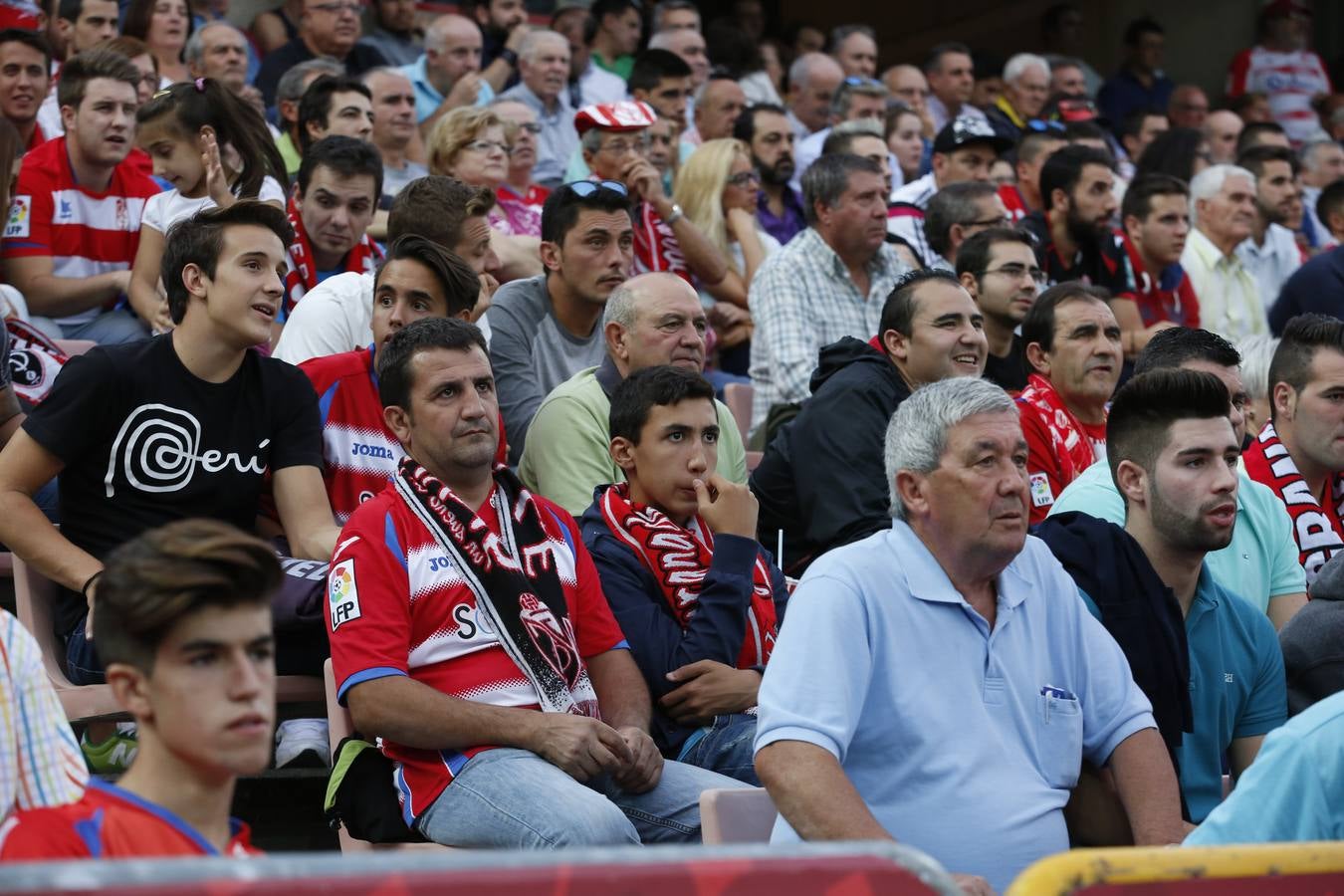 El ambiente en Los Cármenes en el Granada - Deportivo