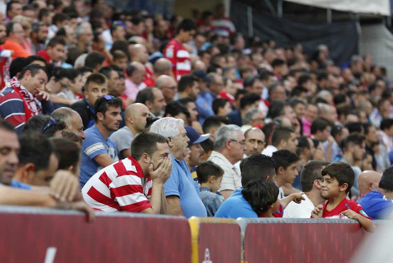 El ambiente en Los Cármenes en el Granada - Deportivo
