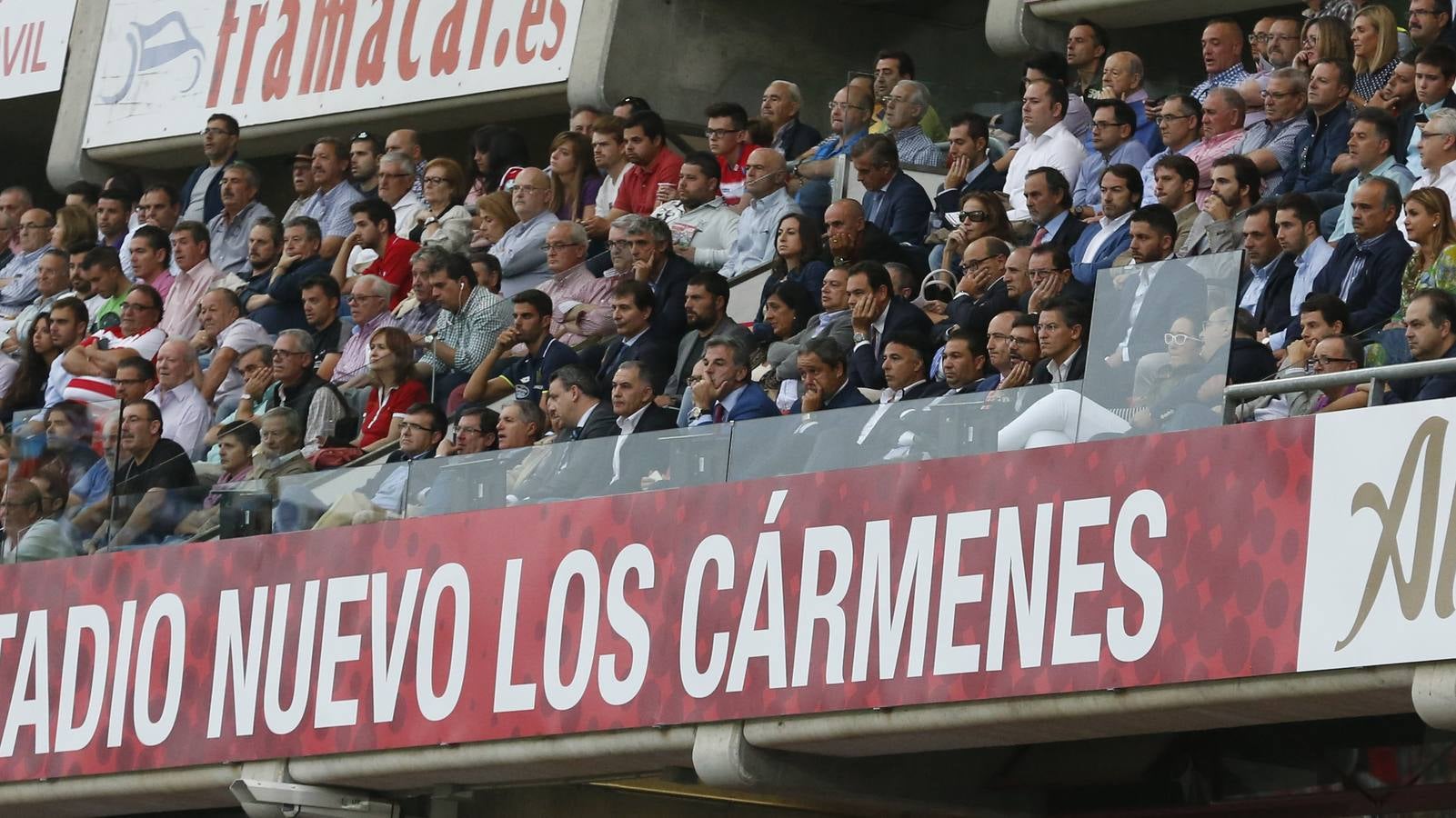 El ambiente en Los Cármenes en el Granada - Deportivo