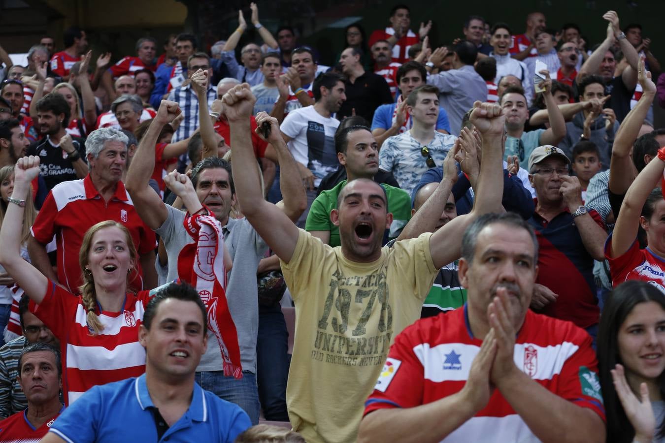 El ambiente en Los Cármenes en el Granada - Deportivo