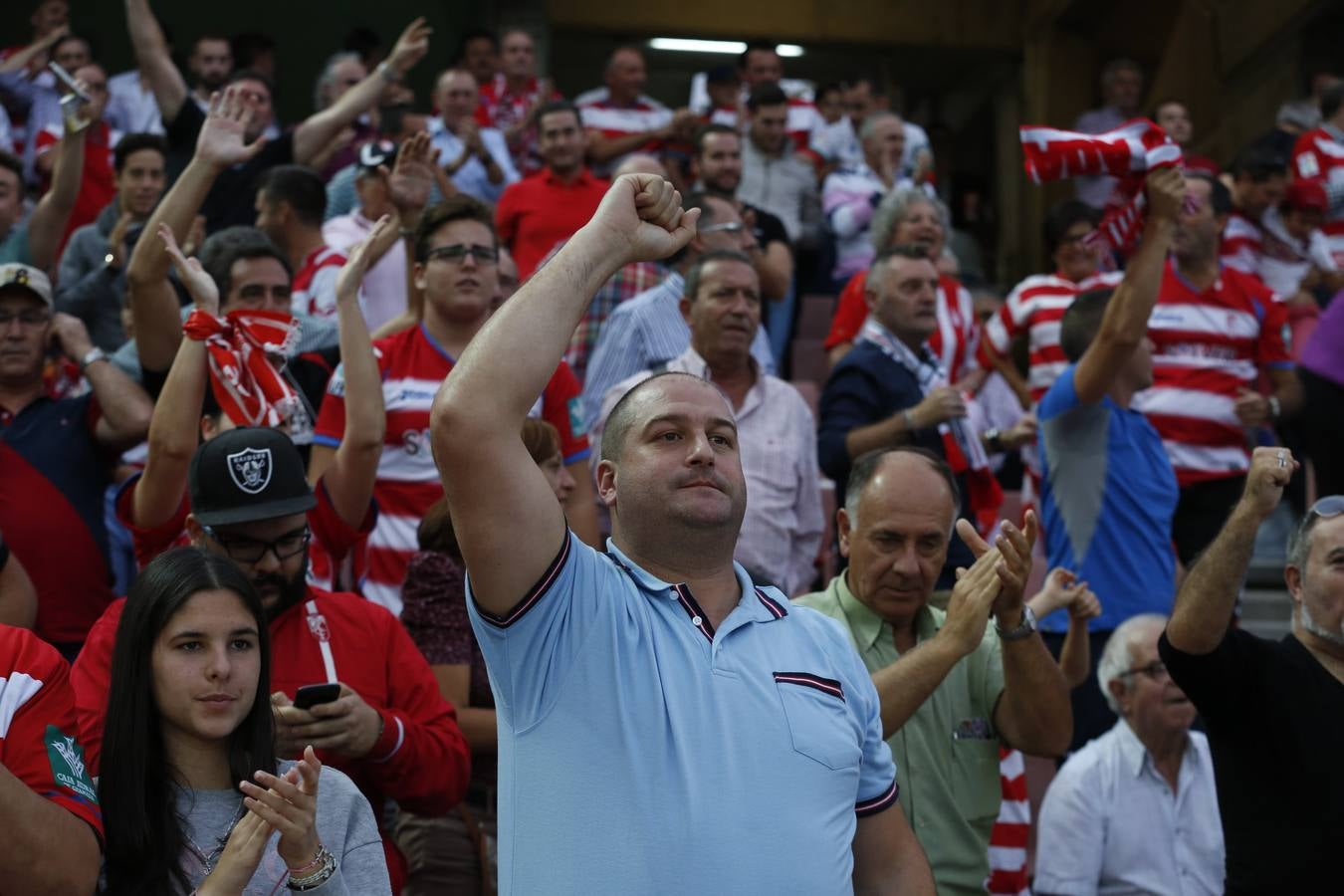 El ambiente en Los Cármenes en el Granada - Deportivo