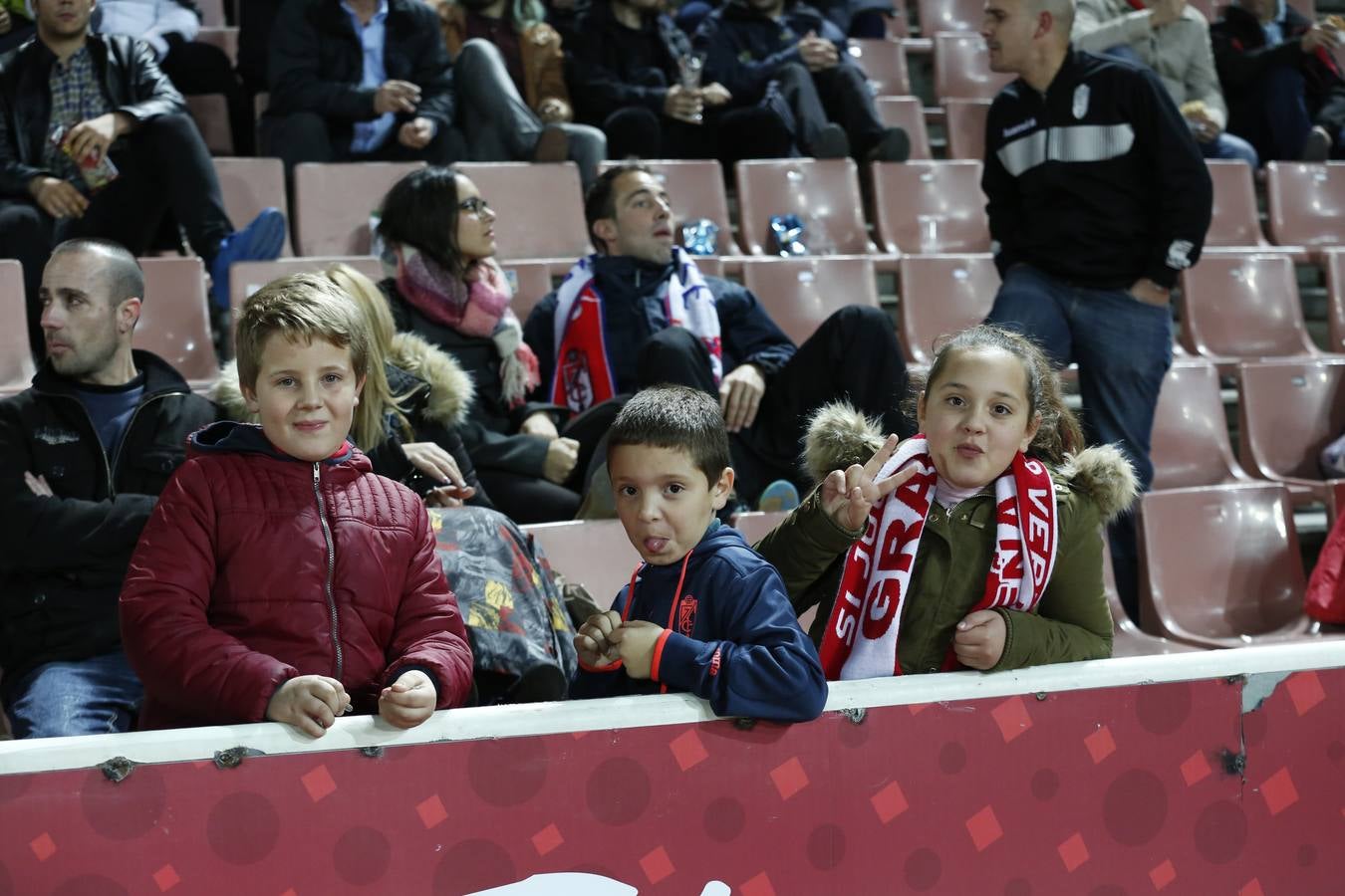 La afición en los Cármenes durante el Granada - Valencia