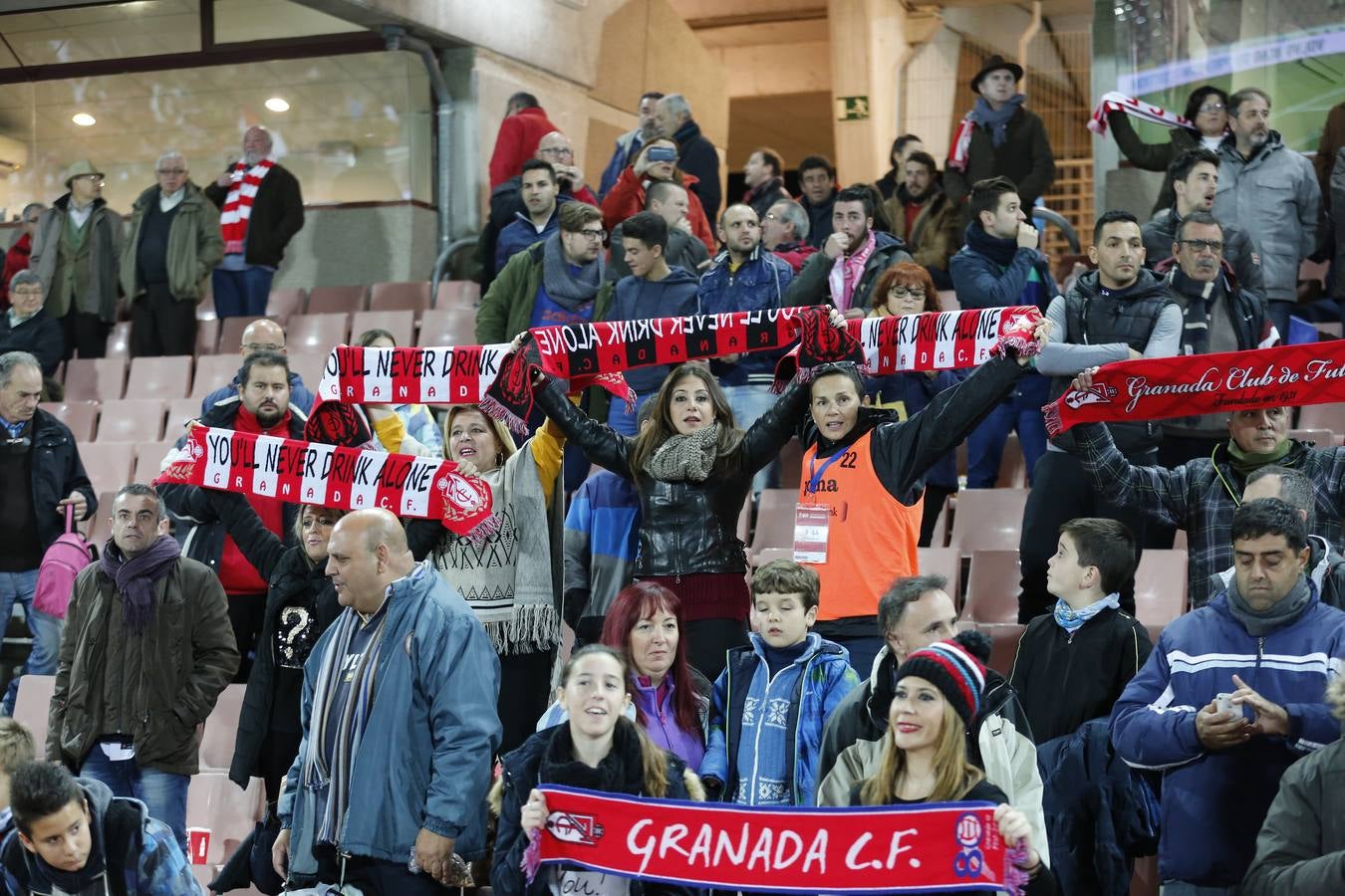 La afición en los Cármenes durante el Granada - Valencia