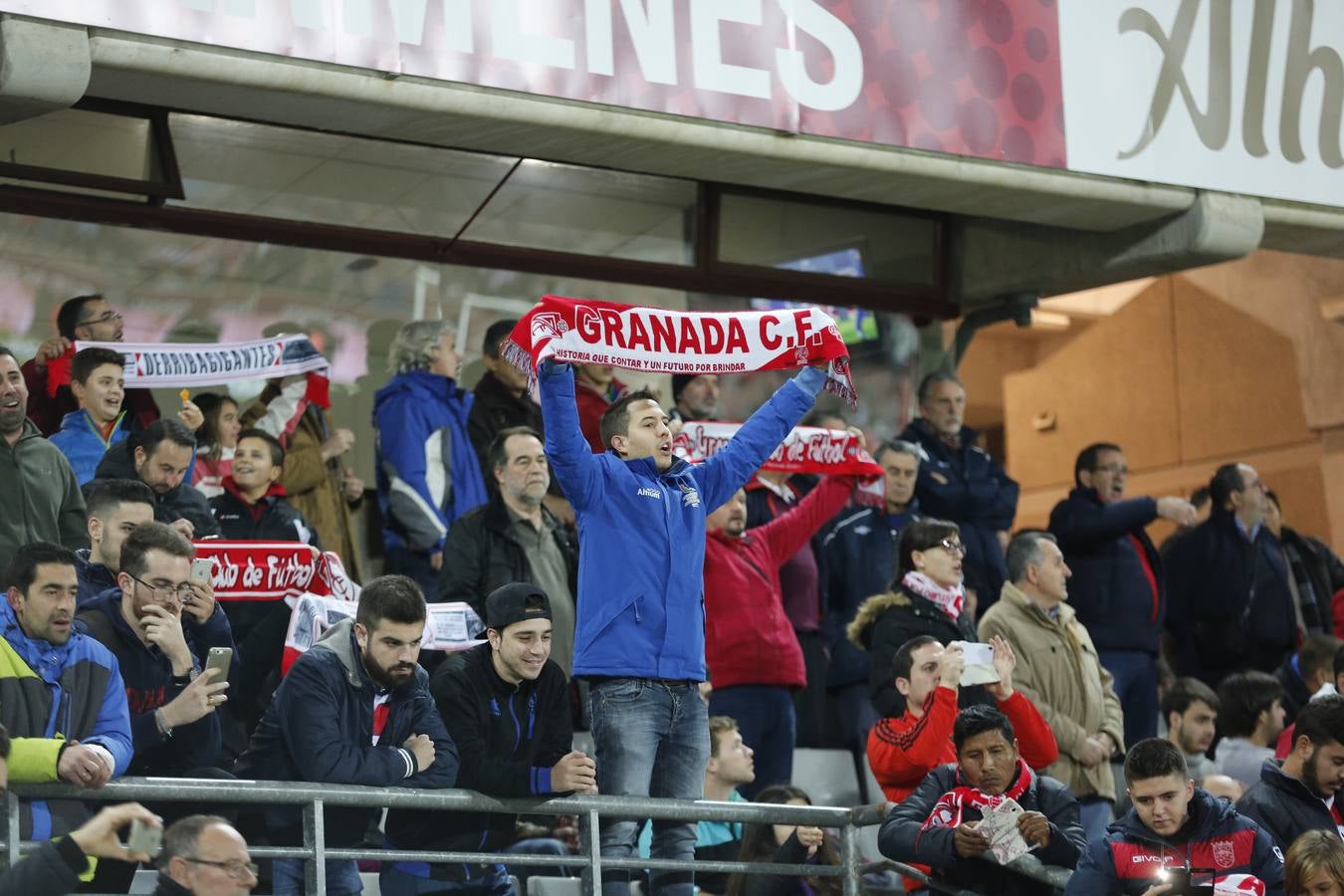 La afición en los Cármenes durante el Granada - Valencia