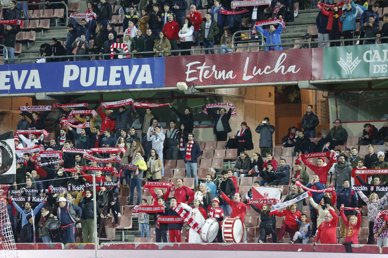 La afición en los Cármenes durante el Granada - Valencia
