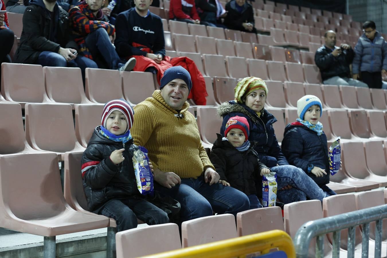 La afición en los Cármenes durante el Granada - Valencia