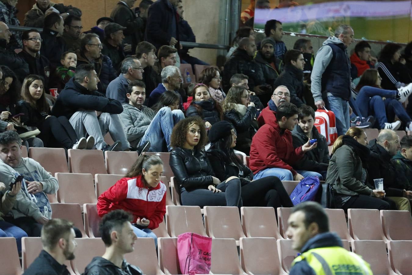La afición en los Cármenes durante el Granada - Valencia