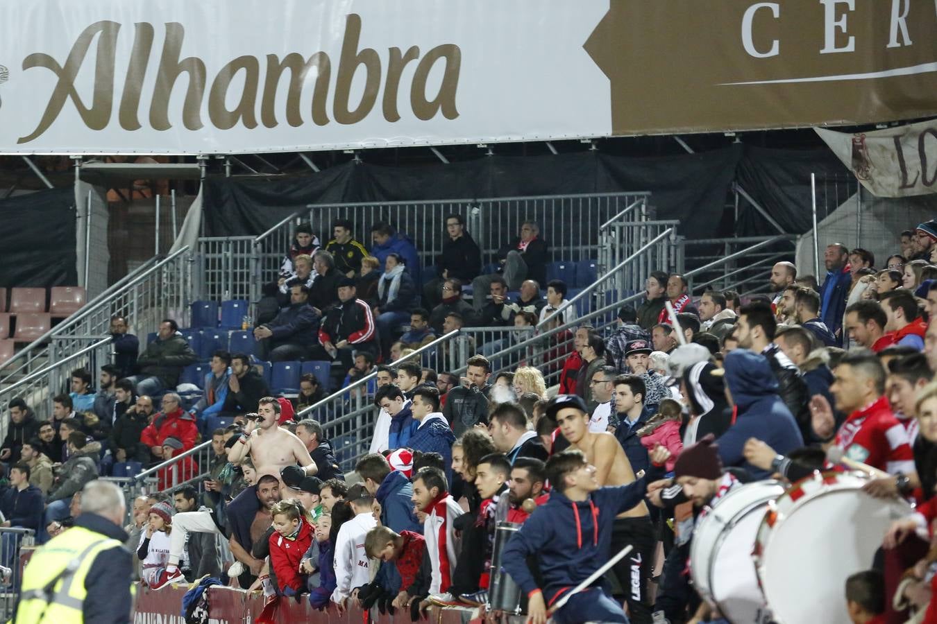 La afición en los Cármenes durante el Granada - Valencia