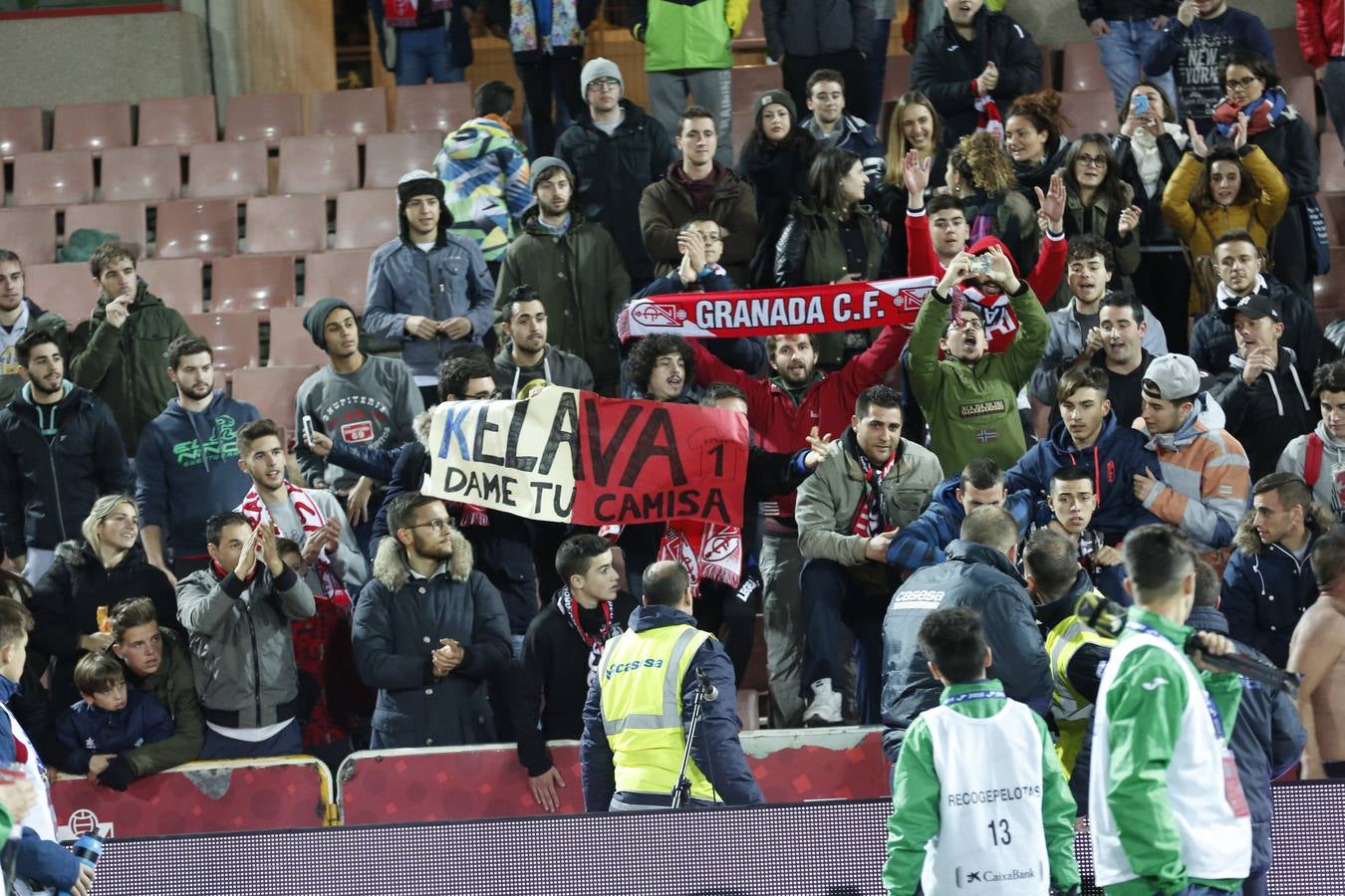 La afición en los Cármenes durante el Granada - Valencia
