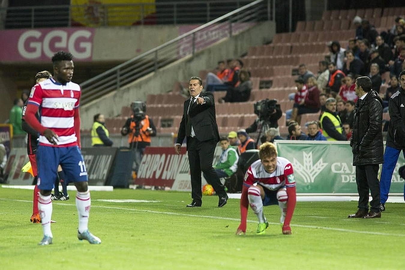 Sandoval vuelve a oler la victoria.. Tal y como la pasada campaña, el Granada se impuso al Athletic Bilbao en la primera vuelta. Esta vez ganó por dos goles a cero, con tantos anotados por Laporte en propia puerta y Success. En las semanas siguientes consiguieron un empate ante el Málaga y otra victoria más ante el Levante.
