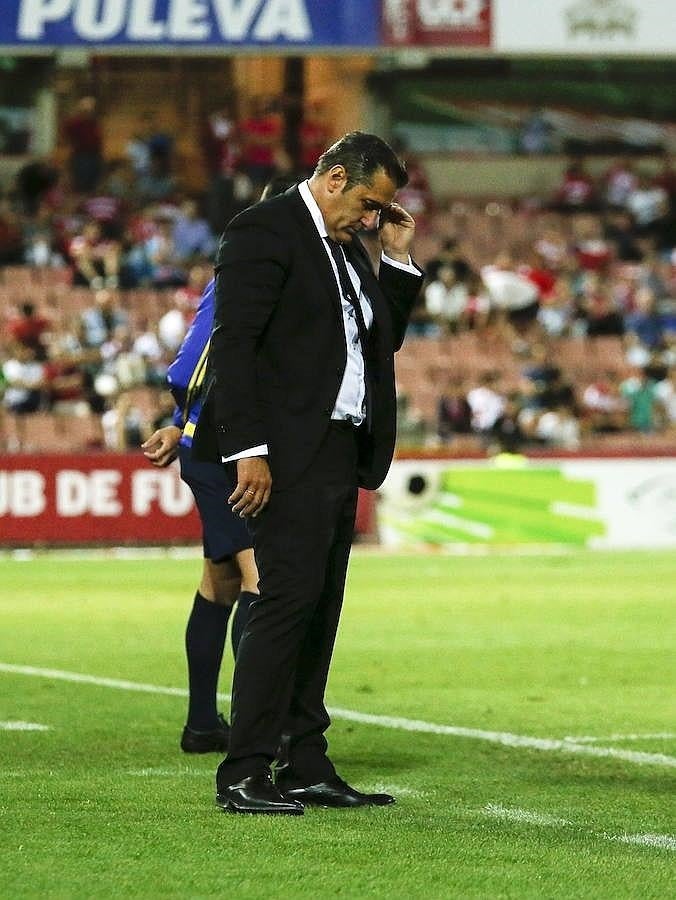 2016: año de goles... en contra.. Desde el partido ante Las Palmas en la última jornada del año, en la que los rojiblancos perdieron por cuatro goles a uno, la defensa de Sandoval se convirtió en un coladero. Nueve goles encajados por el Valencia en tres partidos, tres ante la Real Sociedad, cinco del Eibar y cuatro del Barcelona, sumaría 21 goles en contra (sin contar Las Palmas) y sólo 9 a favor. A pesar de estos resultados desalentadores, Sandoval consiguió sorprender ganando al Sevilla por dos a uno.