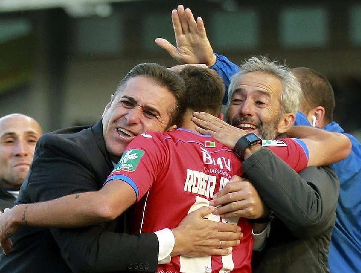 Sandoval cosecha tres victorias seguidas ante el Getafe, Córdoba y Real Sociedad.. Sandoval se aferró a la épica en cada uno de los partidos que quedaban de liga, tomándose cada uno de ellos como una final. Consiguió revivir a un El-Arabi que había desaparecido con Abel Resino. El marroquí lideró la remontada liguera anotando cuatro goles en los tres partidos. En la imagen vemos a Sandoval abrazando a Rober Ibáñez durante la victoria ante la Real Sociedad, al que se impuso por tres goles a cero.