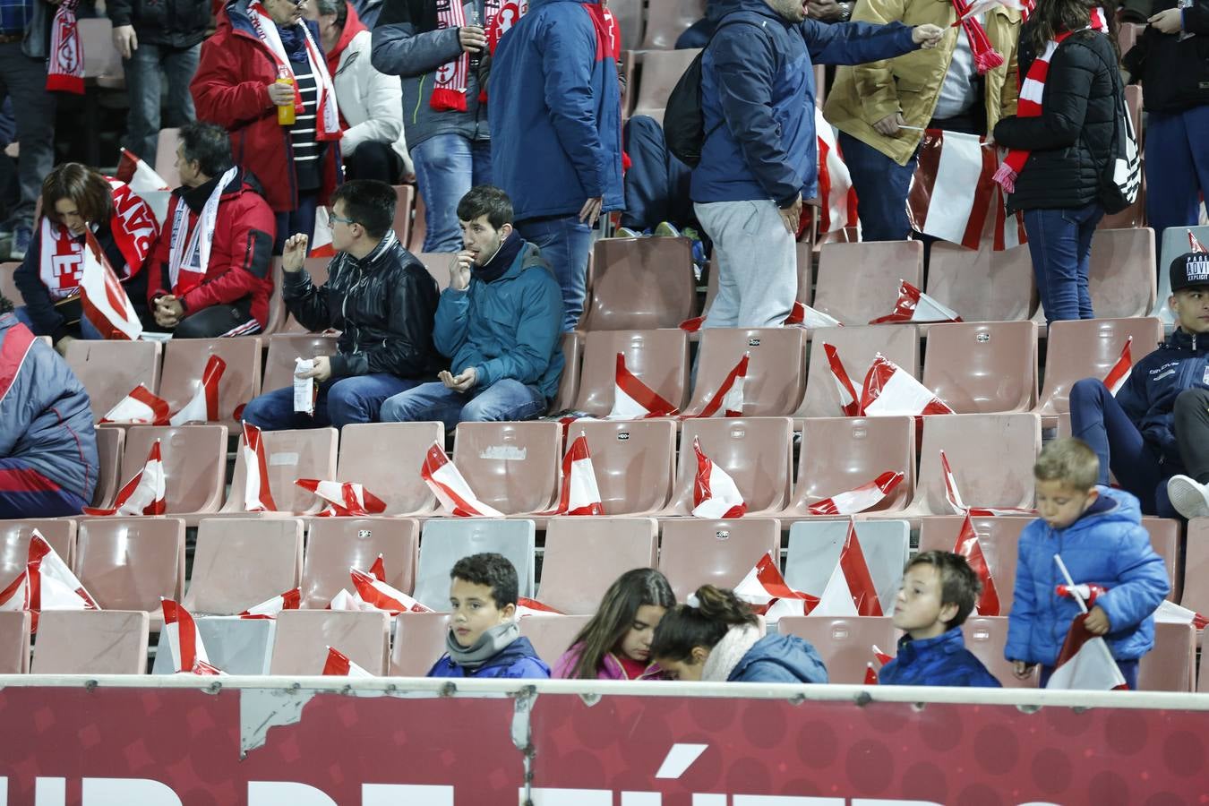 El ambiente en Los Cármenes durante el Granada-Espanyol
