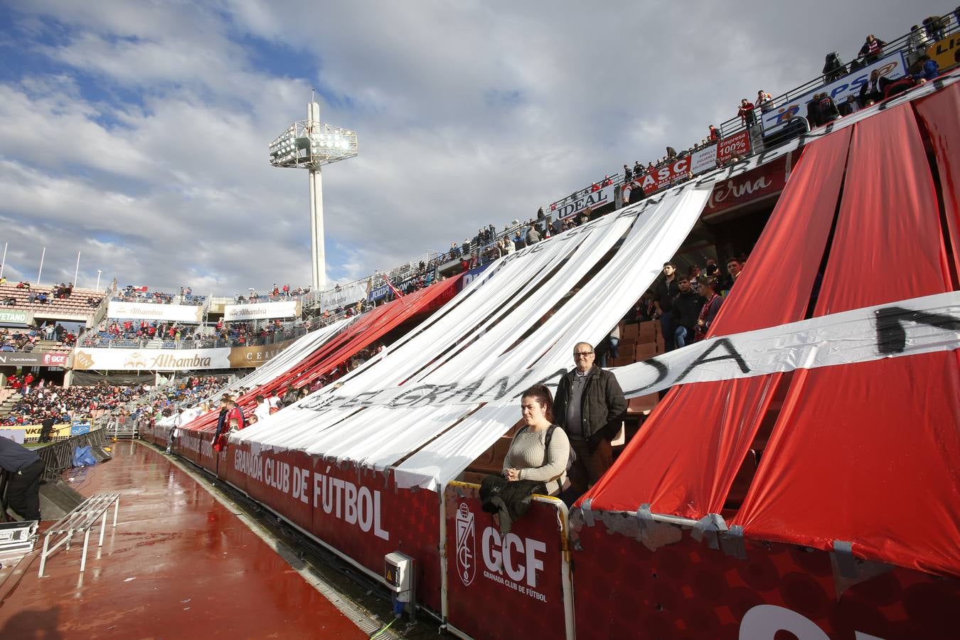 El ambiente en Los Cármenes durante el Granada CF-Rayo