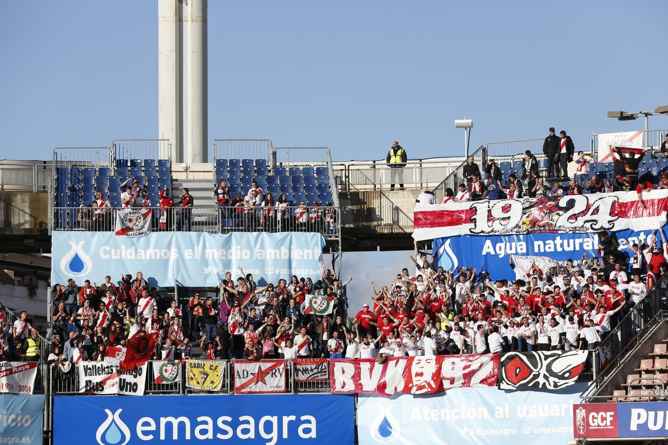 El ambiente en Los Cármenes durante el Granada CF-Rayo