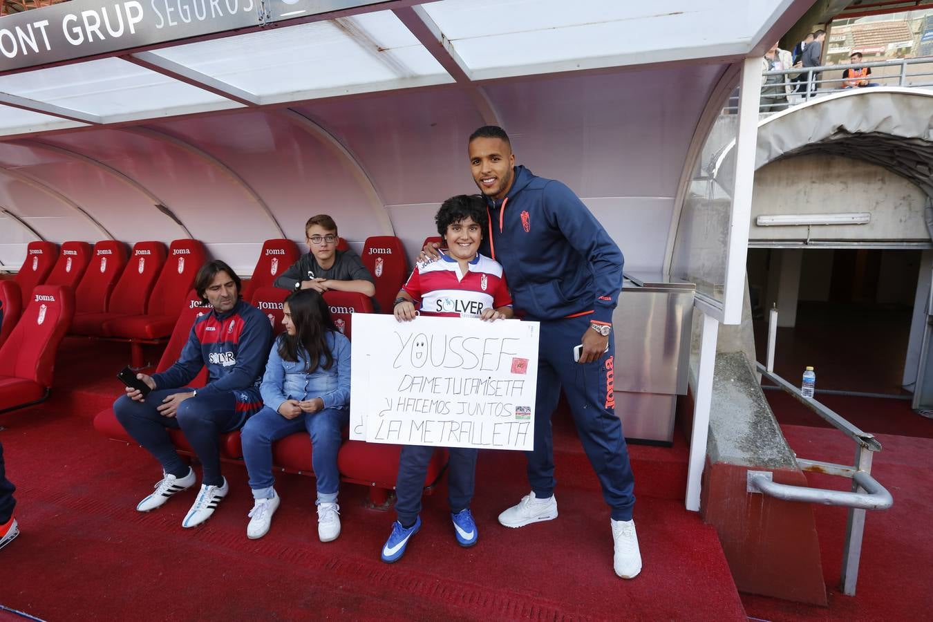 El ambiente en Los Cármenes en el Granada-Barça