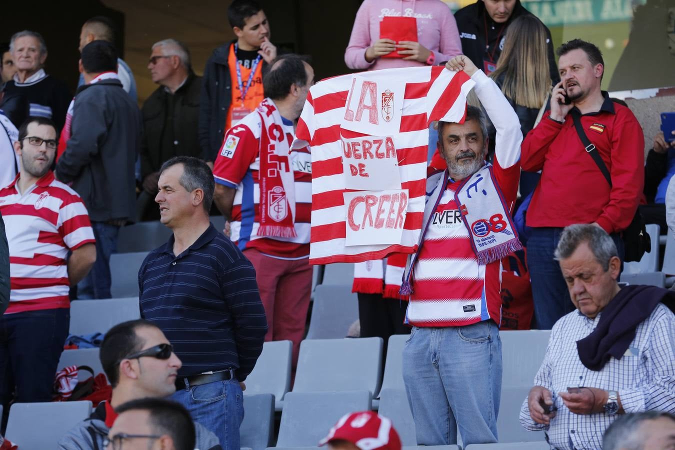 El ambiente en Los Cármenes en el Granada-Barça